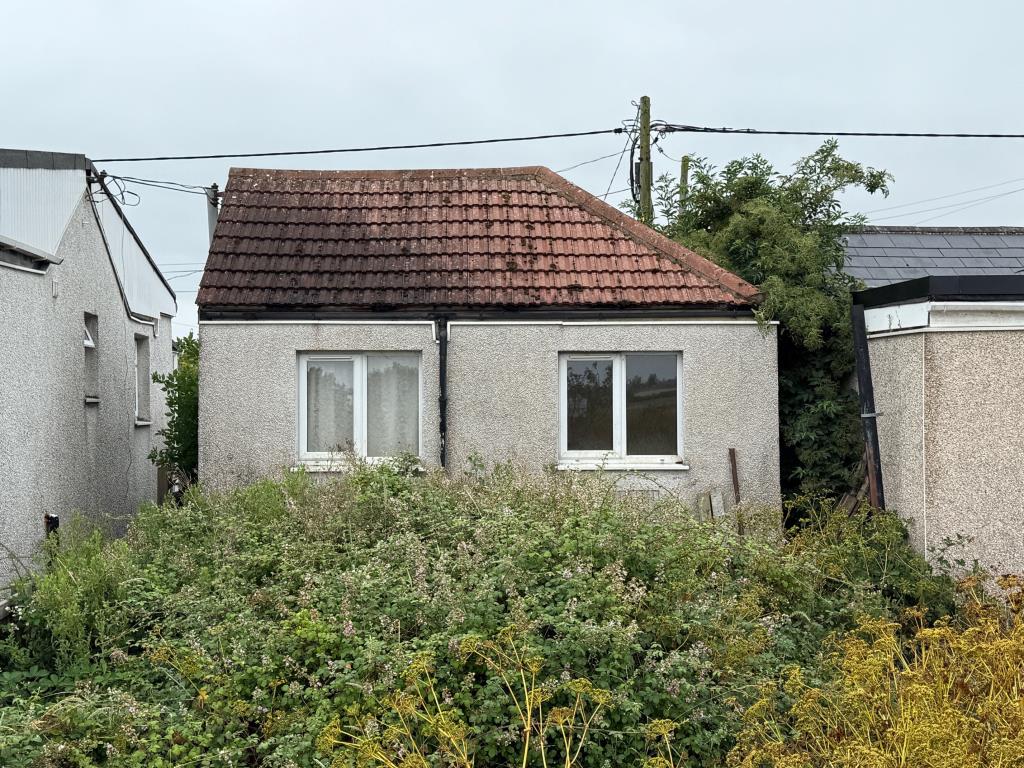 Lot: 114 - VACANT TWO-BEDROOM DETACHED CHALET - Rear garden 2